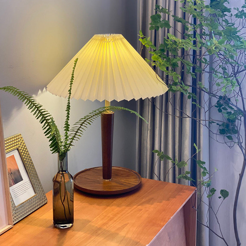 Retro Wooden Table Lamp with Vintage Charm - WoodTable
