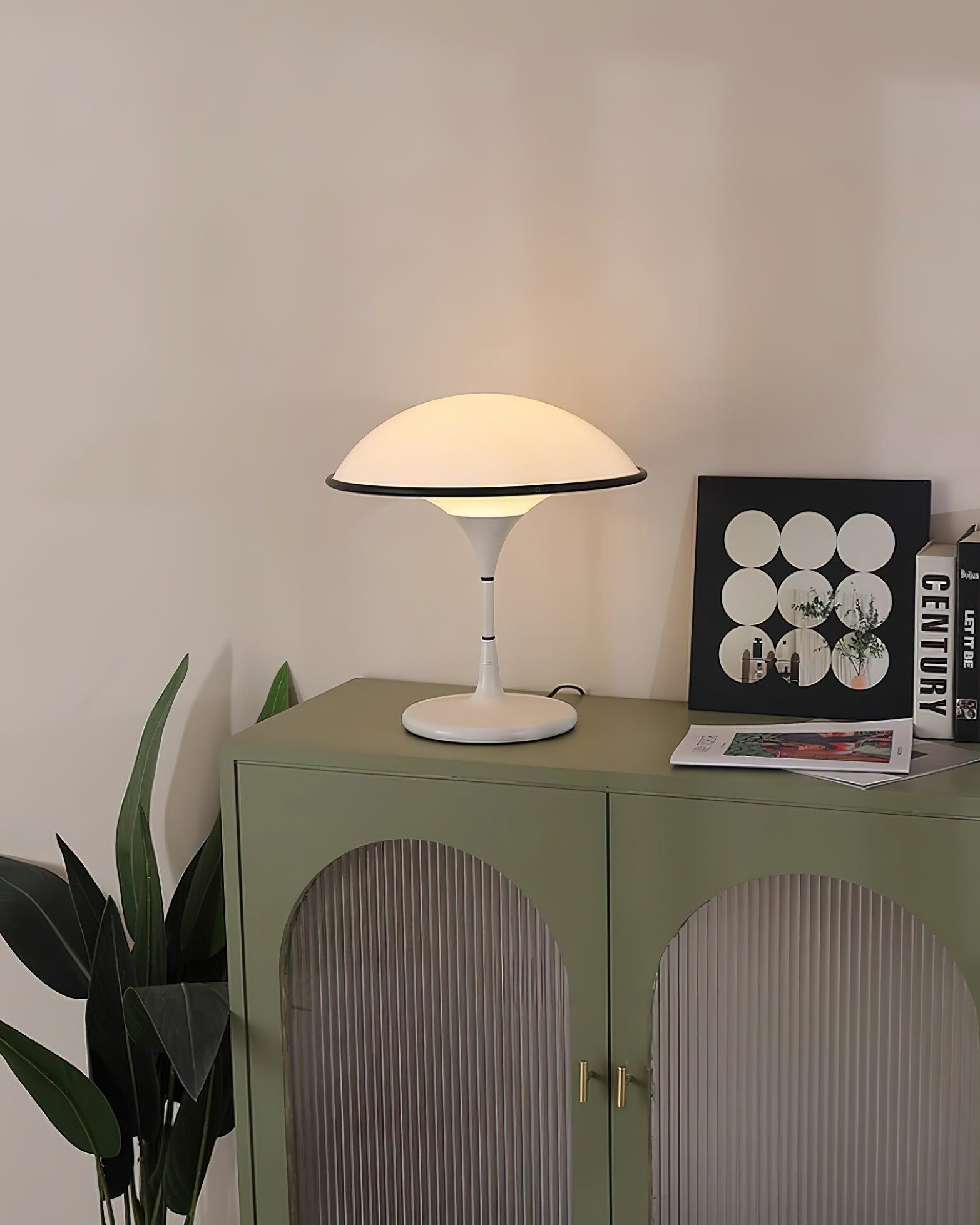 Modern Retro Table Lamp with Chic Black Finish - RetroTable