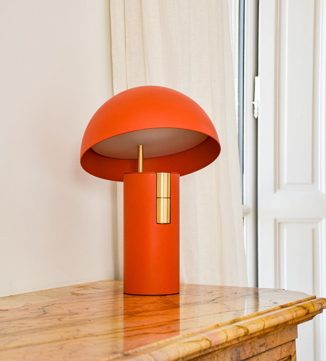 Chic Modern Table Lamp for a Cozy Glow - GlowTable