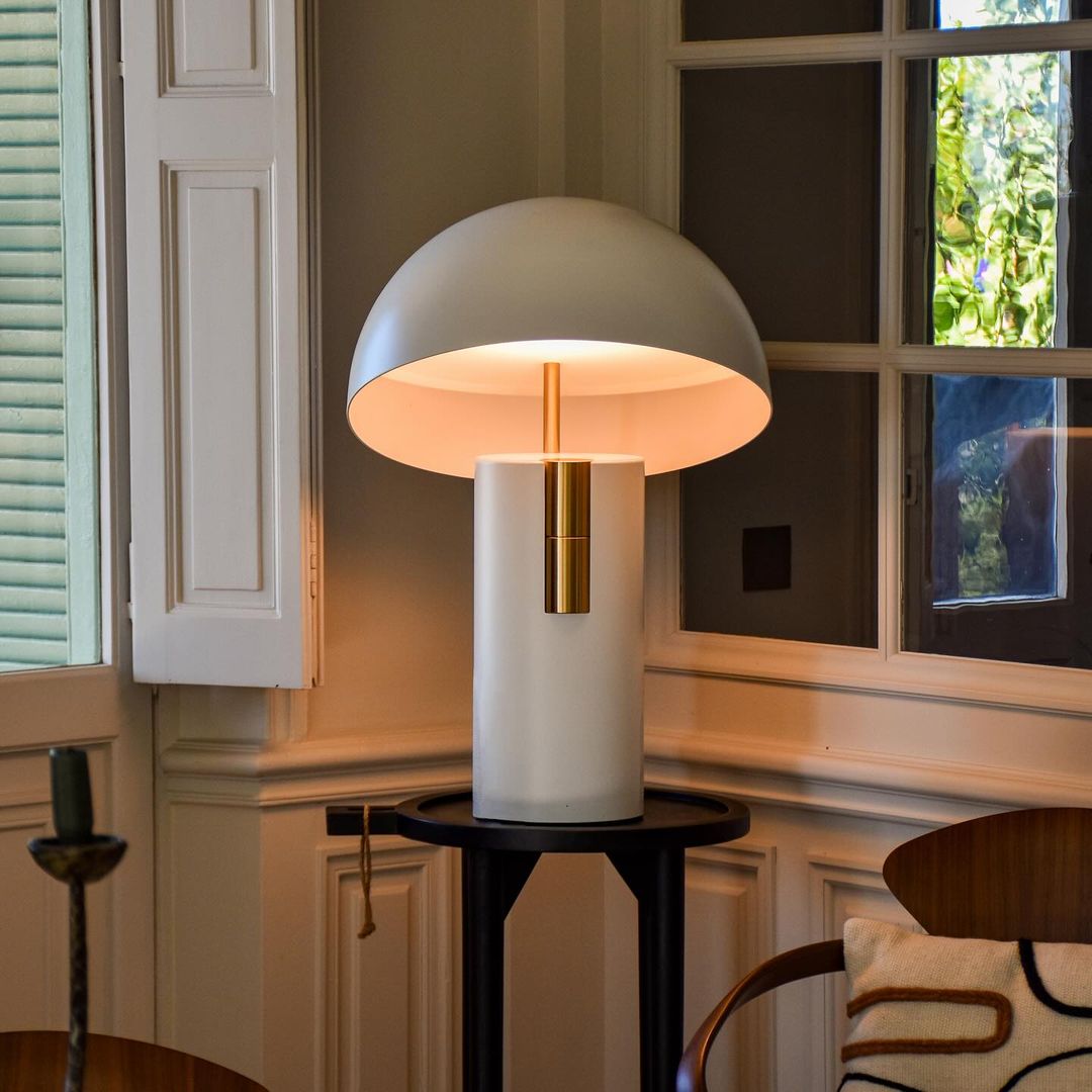 Chic Modern Table Lamp for a Cozy Glow - GlowTable