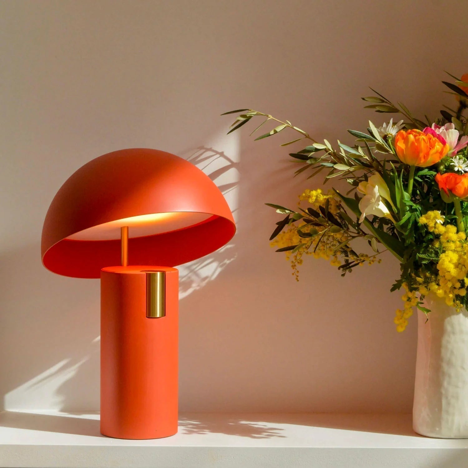 Chic Modern Table Lamp for a Cozy Glow - GlowTable