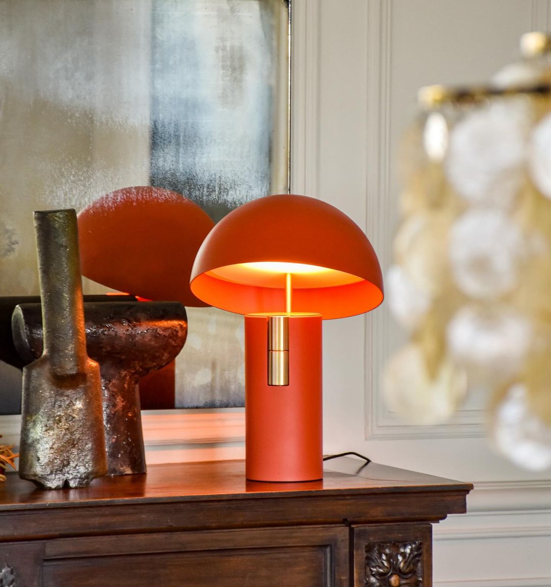 Chic Modern Table Lamp for a Cozy Glow - GlowTable