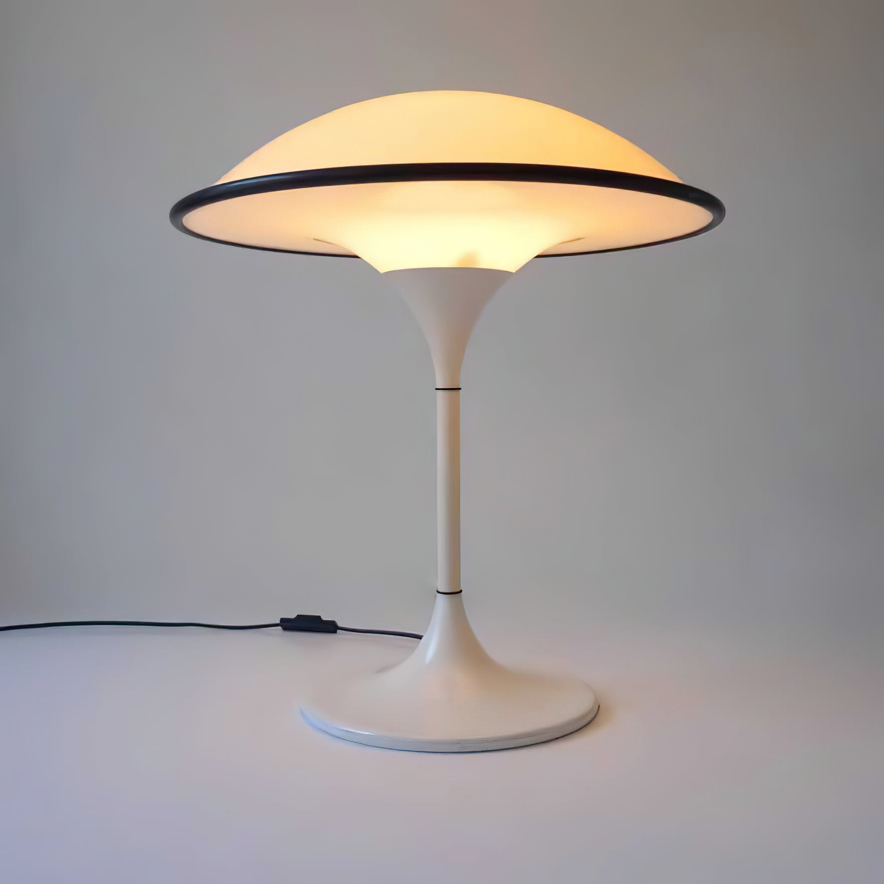 Stylish Table Lamp for a Modern, Inviting Ambiance - WarmTable