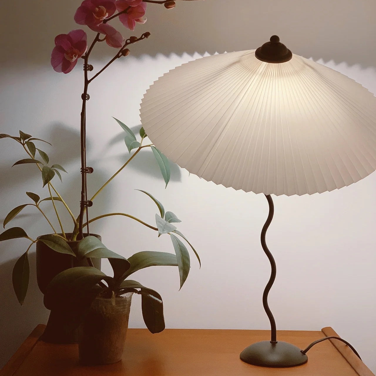 Curved LED Table Lamp for Modern Ambient Glow - CurveTable