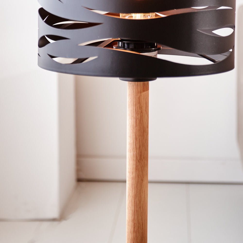 Chic Black Metal Table Lamp for a Modern Ambience - MetalTable